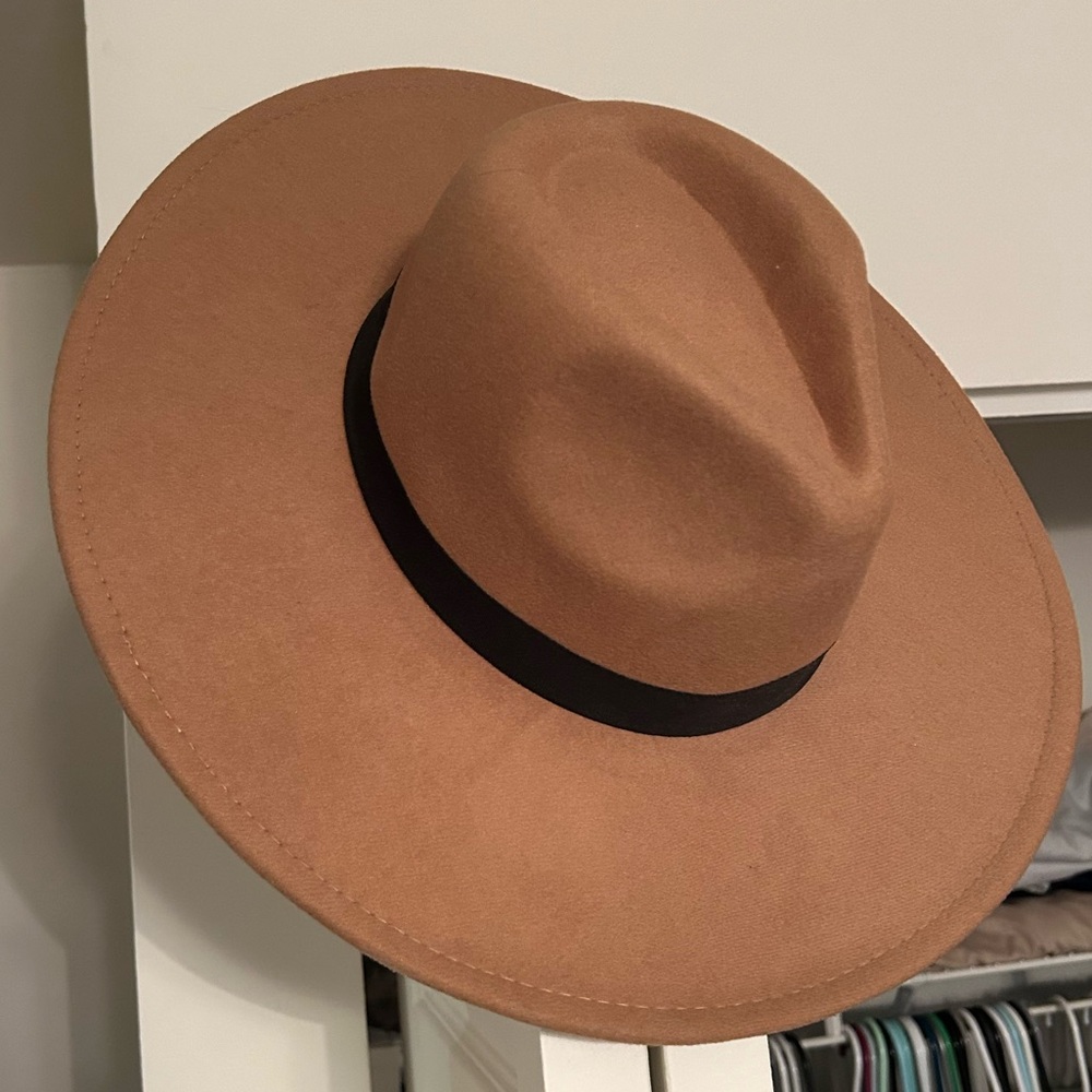Lulu’s hat - Picture 1 of 4